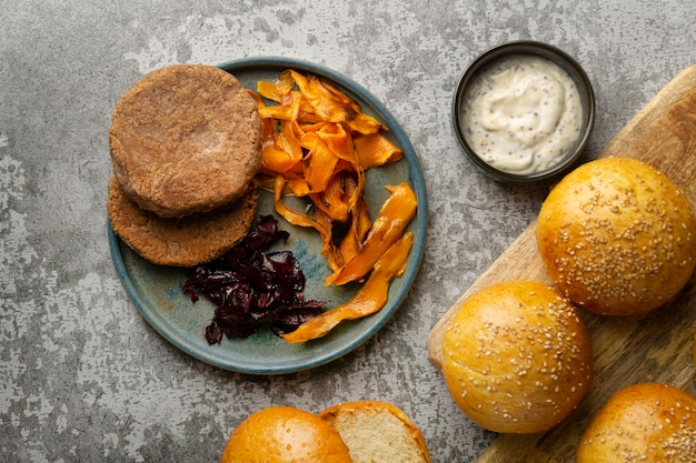 Composición con deliciosa hamburguesa vegana