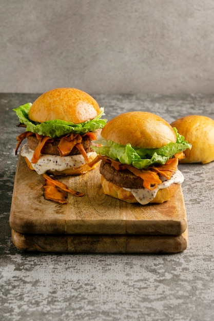 Foto gratuita composición con deliciosa hamburguesa vegana