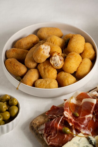 Composición de deliciosas croquetas españolas