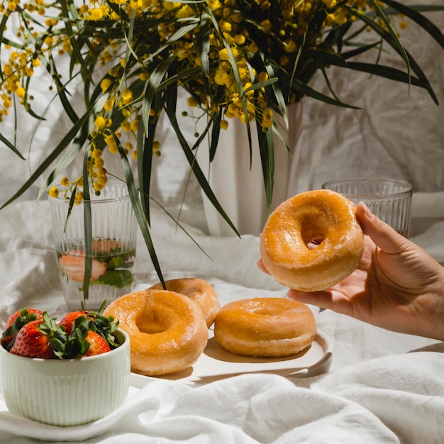 Foto gratuita composición de deliciosas golosinas de picnic en una manta