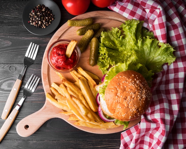 Composición de deliciosas hamburguesas y papas fritas