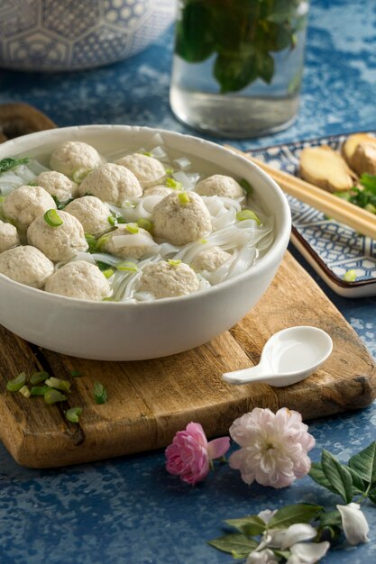 Composición del delicioso cuenco de bakso