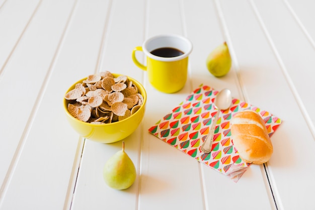 Composición del delicioso desayuno lleno de vitamina