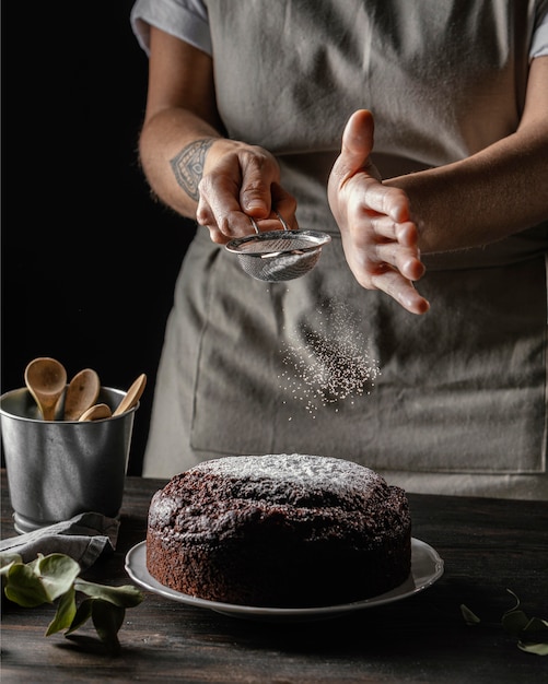 Foto gratuita composición de delicioso pastel de chocolate