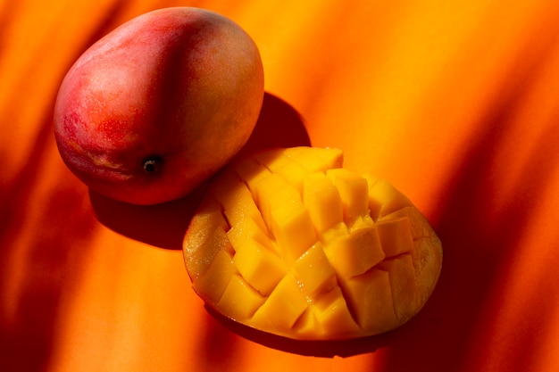 Composición de deliciosos mangos exóticos