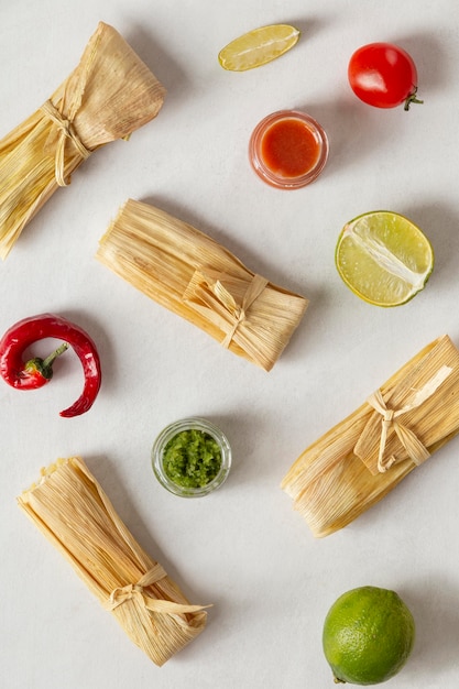 Composición de deliciosos tamales en plato