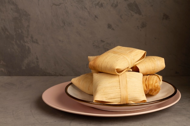 Foto gratuita composición de deliciosos tamales tradicionales