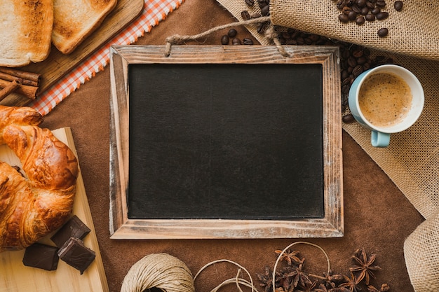 Composición de desayino con pizarra en blanco para el día del padre