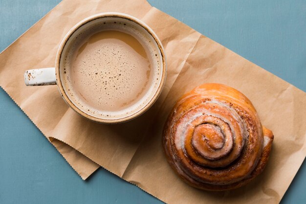 Composición del desayuno con café y pastelería.