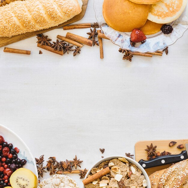 Composición de desayuno delicioso con espacio en medio