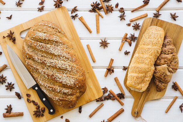 Composición de desayuno con dos panes