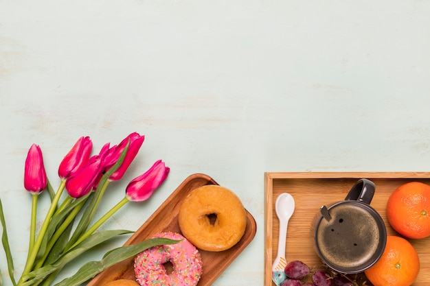 Composición del desayuno dulce con tulipanes.