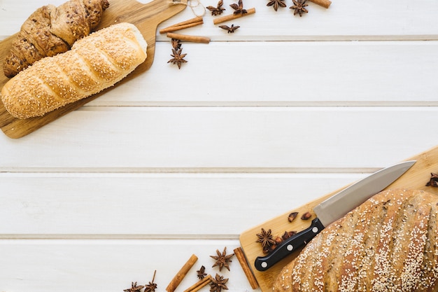 Composición de desayuno con espacio diagonal