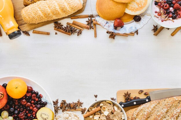 Composición de desayuno con espacio en medio