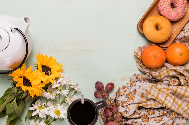 Composición del desayuno con flores.