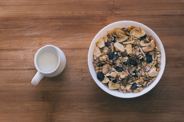 Composición de desayuno con leche y cereales