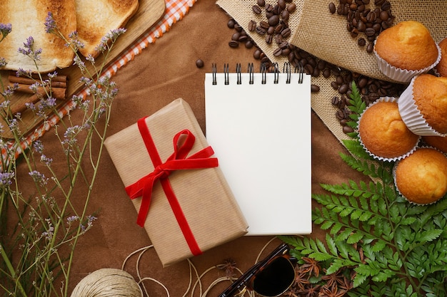 Composición de desayuno con regalo y cuaderno para el día del padre