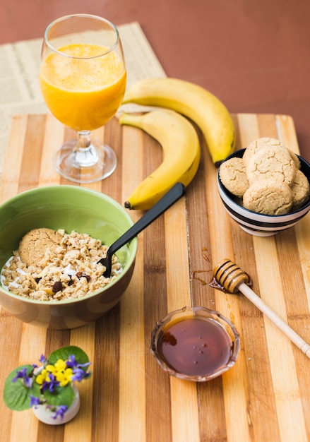 Foto gratuita composición de desayuno sano