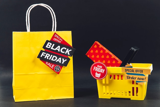 Foto gratuita composición de descuentos de black friday con bolsa y cesta