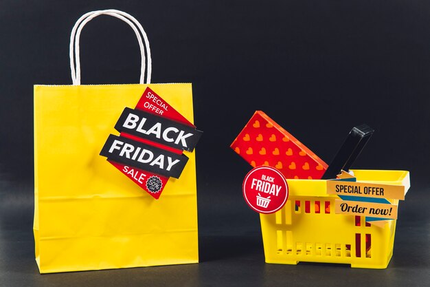 Composición de descuentos de black friday con bolsa y cesta