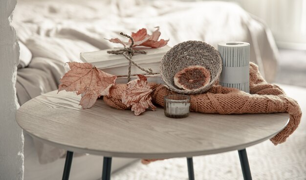 Composición con detalles de decoración otoñal sobre la mesa en el interior de la habitación.