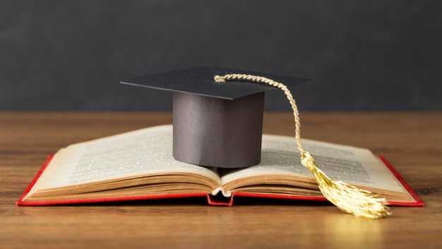 Composición del día de la educación con gorro de graduación.