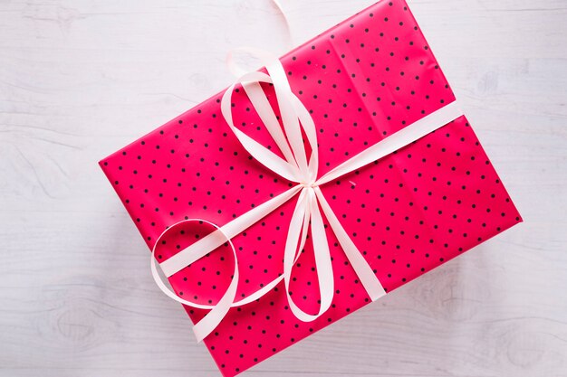 Composición del día de la madre con caja de regalo rosa