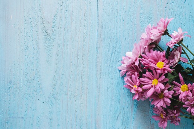 Composición del día de la madre con flores y espacio a la izquierda