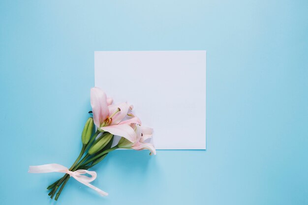 Composición del día de la madre con flores en papel blanco