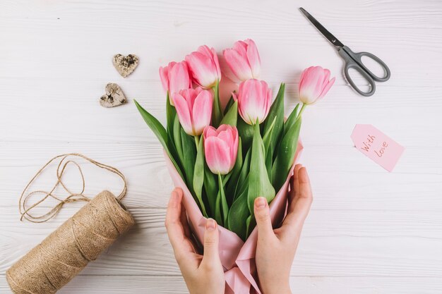 Composición para el día de la madre con manos haciendo flores