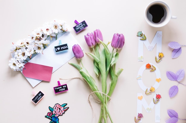 Composición del día de la madre con rosas y elementos