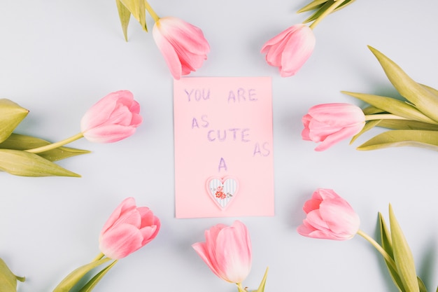 Foto gratuita composición para el día de la madre con rosas y tarjeta