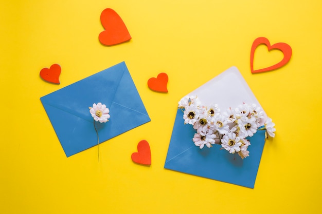 Foto gratuita composición del día de la madre con sobres azules