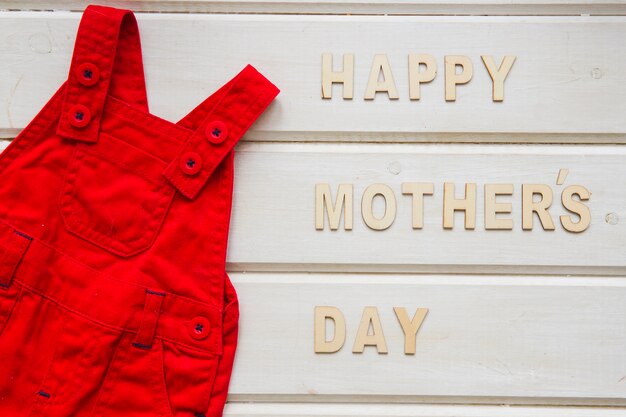 Composición para el día de la madre con vestido rojo