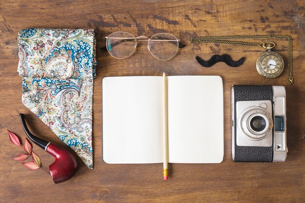 Composición para el día del padre con accesorios