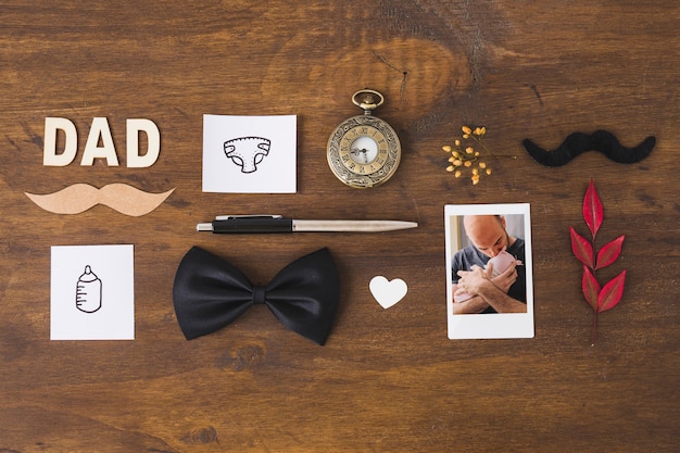 Foto gratuita composición para el día del padre con accesorios