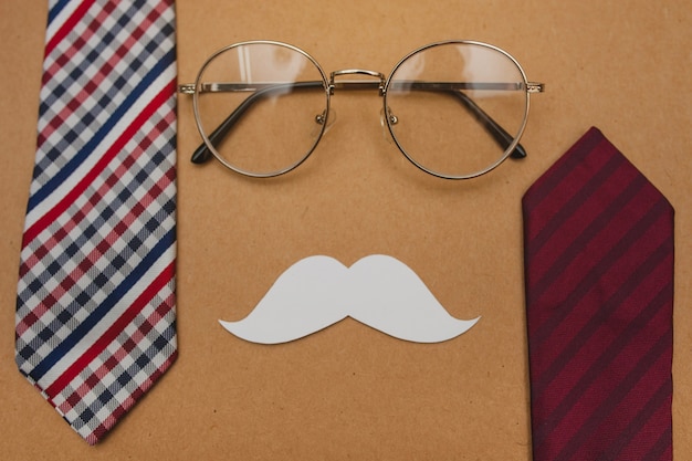 Composición del día del padre con bigote, gafas y corbatas