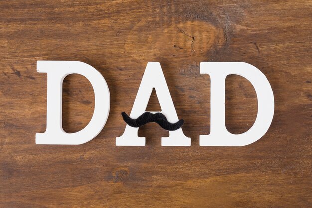 Composición para el día del padre con bigote en letras