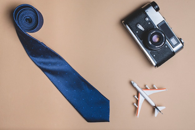 Composición del día del padre con corbata, avión y cámara