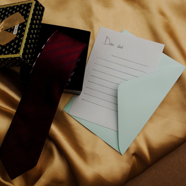 Composición del día del padre con corbata y carta en blanco