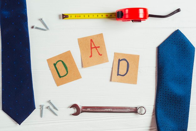 Composición para el día del padre con corbatas y herramientas