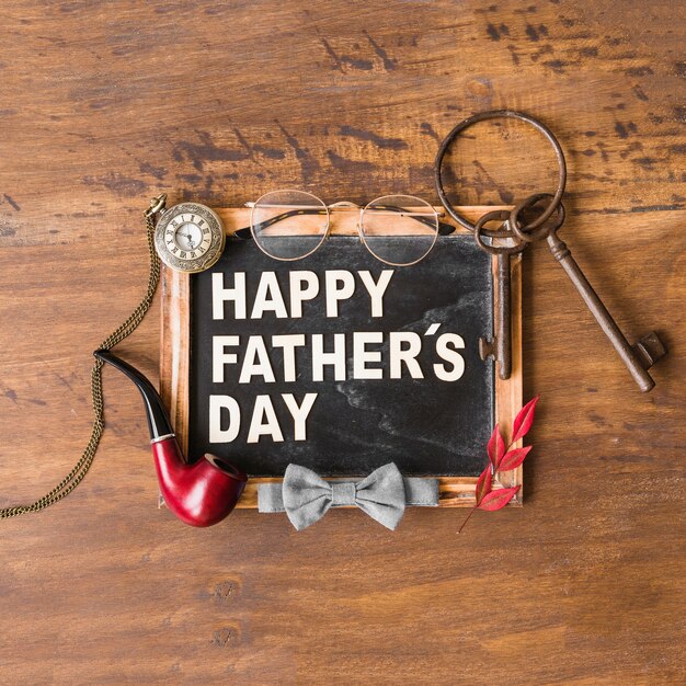 Composición para el día del padre con pizarra y accesorios