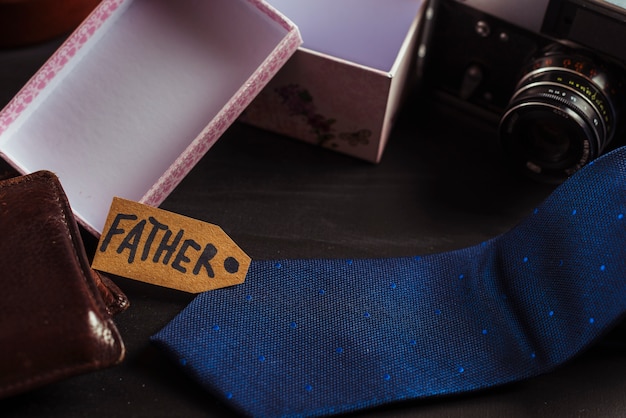 Foto gratuita composición para el día del padre en pizarra con accesorios