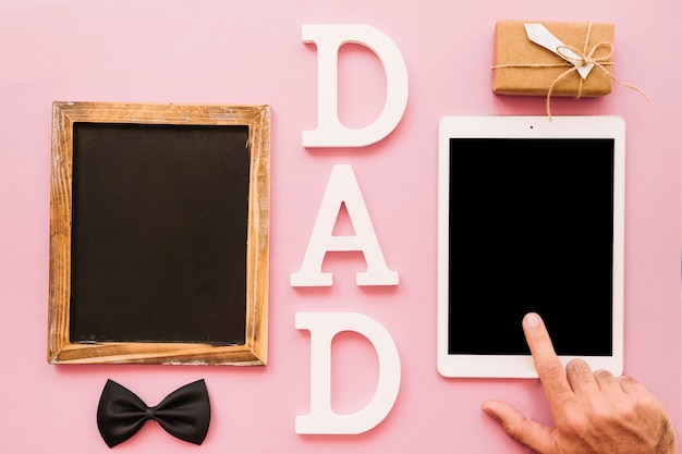 Foto gratuita composición para el día del padre con pizarra y tablet