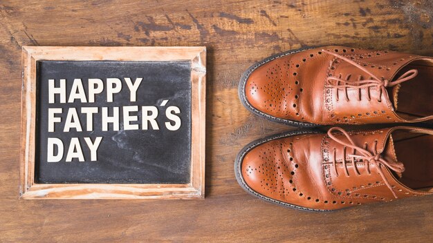 Composición para el día del padre con pizarra y zapatos