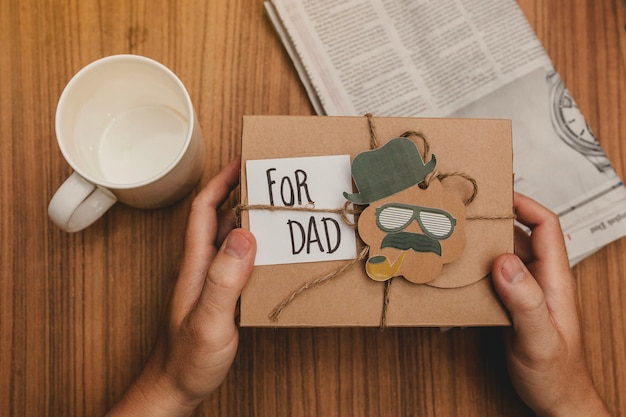 Composición del día del padre con regalo y taza