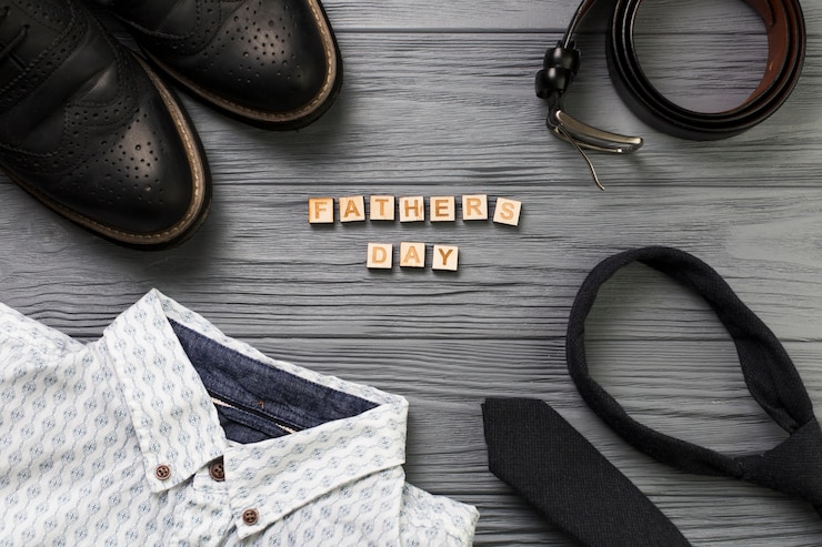 Foto gratuito composición para el día del padre con ropa de hombre