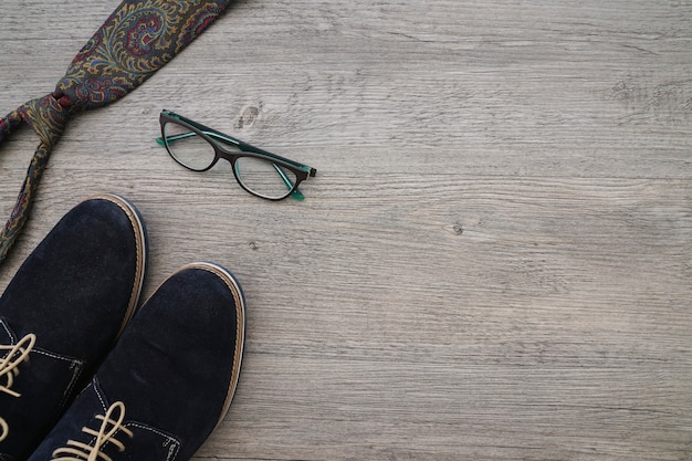 Composición del día del padre con zapatos, corbata y gafas