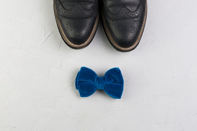 Composición para el día del padre con zapatos y corbata de moño
