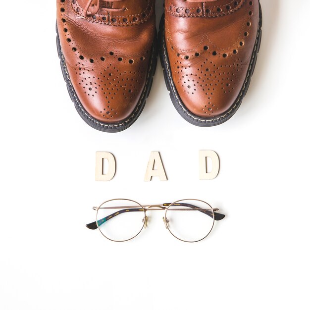 Composición para el día del padre con zapatos y gafas